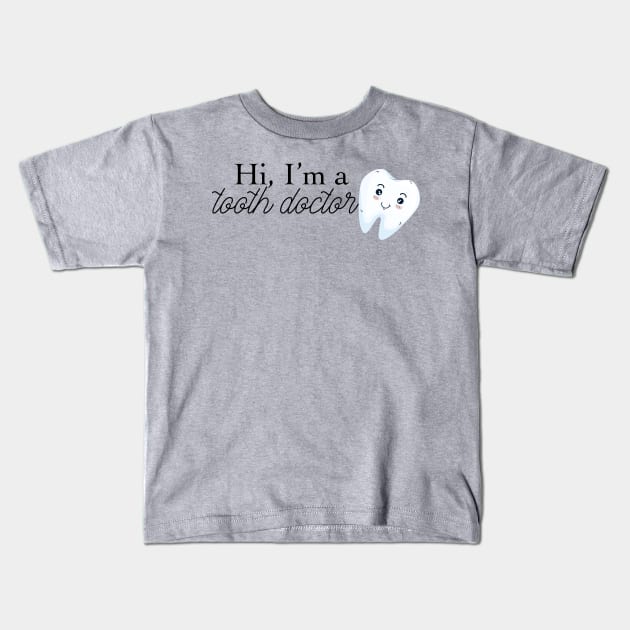 hi i'm a tooth doctor (dentist) Kids T-Shirt by victoriaarden